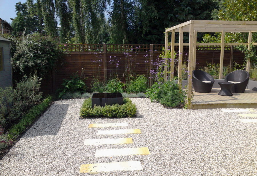 Contemporary Back garden with gravel, stepping stones,